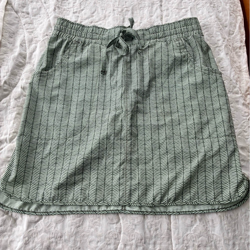 Duluth Trading Co Green Patterned Skirt